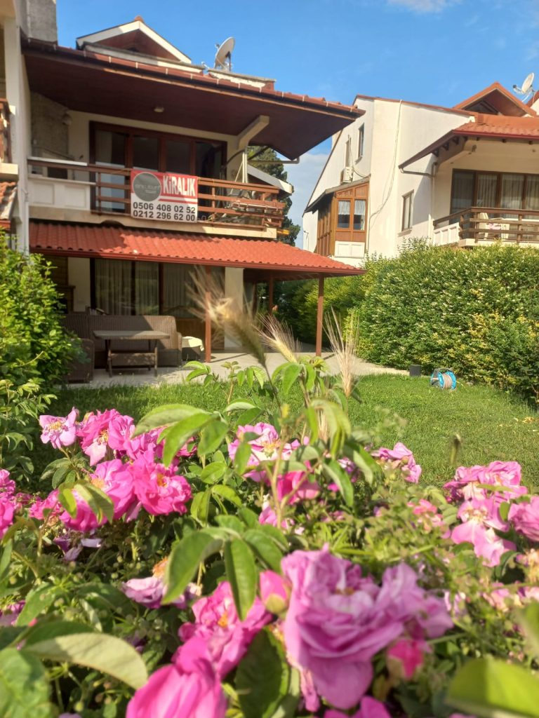 Tekirdağ Yeniçiftlik Sahilinin En Tercih Edilen Sitesinde Kiralık Dubleks Villa Katı