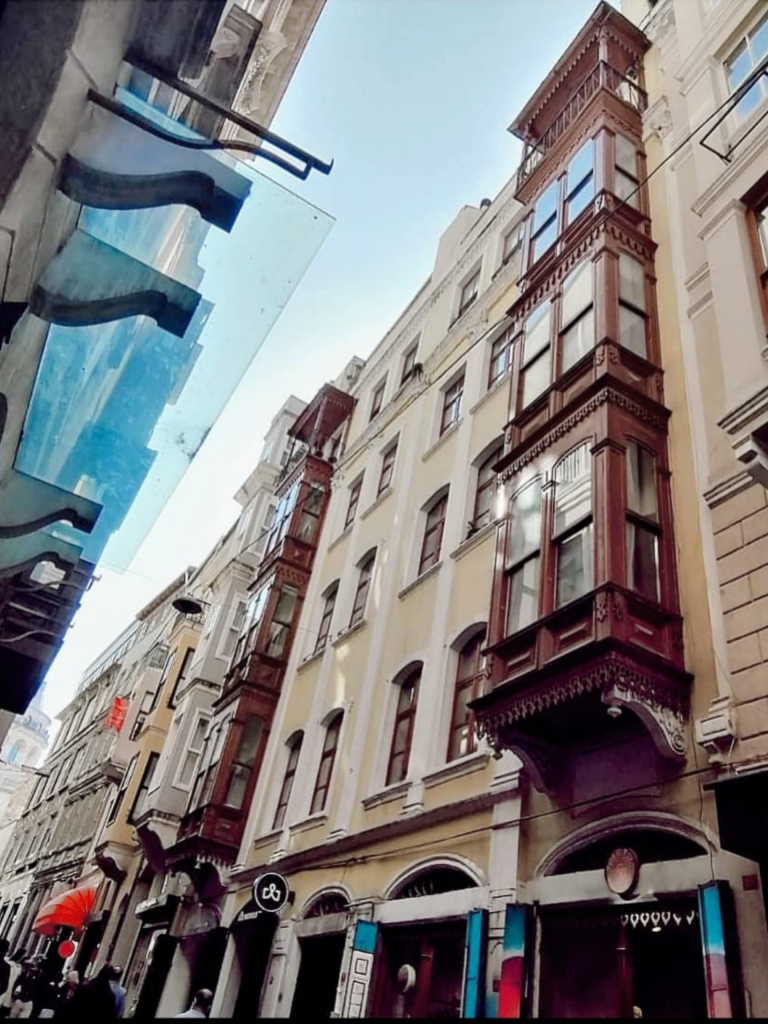 GALATA KULESİ KARŞISI SERDAR-I EKREM SOKAK’TA TARİHİ BİNADA BALKONLU, CUMBALI KİRALIK DAİRE