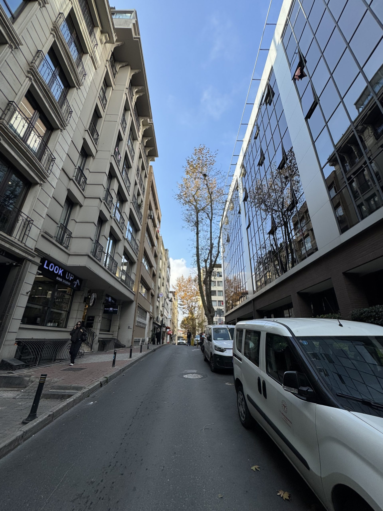 NİŞANTAŞI AMERİKAN HASTANESİ YANINDA, GENÇ BİNADA, ASANSÖRLÜ, 85 M2 KİRALIK İŞ YERİ